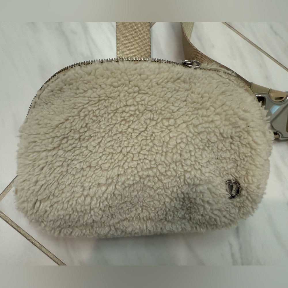 Lululemon fleece cream every day belt bag